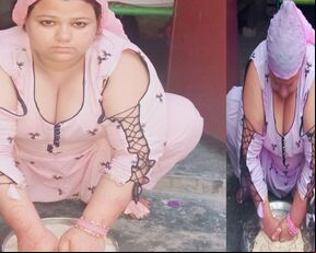 Pakistani House Wife atta gundhty hue Sex